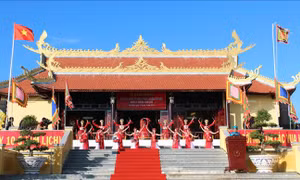  Bày tỏ lòng thành kính, tưởng nhớ công ơn các Vua Hùng