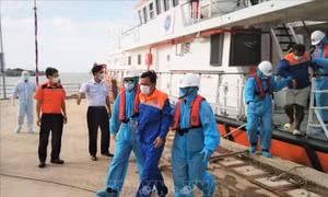 Bộ đội Biên phòng Sóc Trăng tiếp nhận thêm 2 thuyền viên Indonesia bị nạn trên biển
