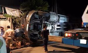 Xe đầu kéo lao vào nhà dân rồi lật nghiêng khiến 3 người thương vong