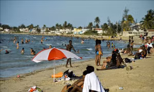 Thủ đô La Habana (Cuba) mở cửa lại bãi biển và bể bơi 