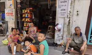 Người dân Hà Nội chật vật vì bị cắt điện trong đợt nắng, nóng