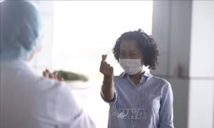 Niềm vui của các bệnh nhân mắc COVID-19 được công bố khỏi bệnh trong ngày 17/4