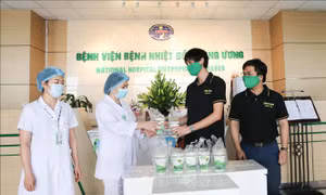 Hơn 10.000 ly nước yêu thương tiếp sức cho tuyến đầu chống dịch