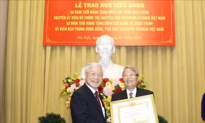Trao Huy hiệu 60 năm tuổi Đảng tặng nguyên Chủ tịch nước Trần Đức Lương