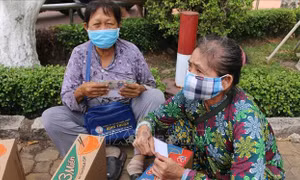 Hàng ngàn phần quà dành tặng cho những người bán vé số bị ngừng việc do dịch COVID-19