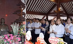 Thủ tướng và Chủ tịch Quốc hội dâng hương tưởng niệm Chủ tịch Hồ Chí Minh