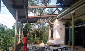Hàng trăm nhà dân ở Hà Tĩnh bị tốc mái do lốc