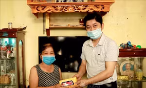 Yên Bái: Trao tặng điện thoại để phục vụ công tác phòng, chống dịch COVID-19