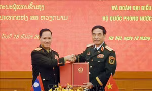 Bộ trưởng Bộ Quốc phòng Lào thăm chính thức Việt Nam