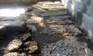 Xuất lộ hệ thống đá ong bó vỉa sát nền móng, thềm bậc cấp điện Thái Hòa