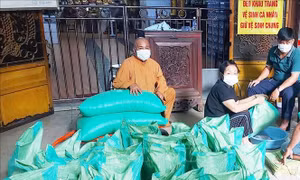 Các chùa tiếp tục lan tỏa phong trào bữa cơm yêu thương trong vùng tâm dịch