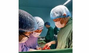 Cứu sống bệnh nhân bị dao đâm xuyên tim