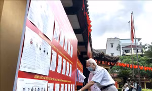 Sáng sớm 23/5, nhân dân Thủ đô hăng hái đi bầu cử