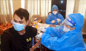 Số ca mắc mới COVID-19 tăng cao trở lại, Nam Định sẵn sàng phương án '4 tại chỗ'