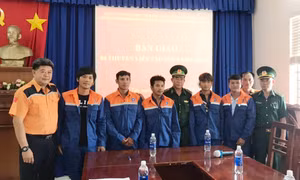 Biên phòng tỉnh Bà Rịa – Vũng Tàu tiếp nhận 6 thuyền viên bị nạn trên biển