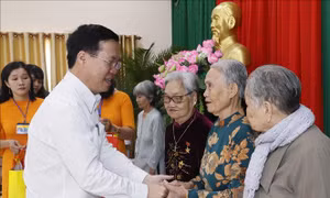 Chủ tịch nước Võ Văn Thưởng chúc Tết đối tượng chính sách tỉnh Vĩnh Long