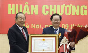 Trao Huân chương Độc lập hạng Nhì tặng nguyên Bộ trưởng Nội vụ Lê Vĩnh Tân