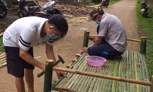 Đồng bào S’tiêng làm giường tre tặng khu cách ly phòng, chống dịch COVID-19