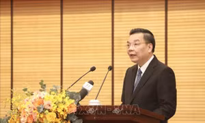 Chủ tịch UBND thành phố Hà Nội chúc mừng cán bộ ngành y tế