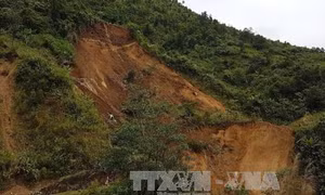 Lai Châu: Sạt lớn trên quốc lộ 4H, chia cắt giao thông huyện biên giới Mường Tè