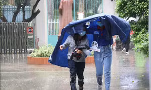 Hình ảnh thí sinh TP Hồ Chí Minh đội mưa đến thi môn Toán