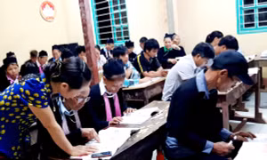 Thắp niềm tin từ những lớp học xóa mù chữ ban đêm 