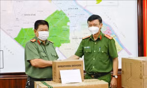 Trao tặng máy thở, thiết bị y tế chống dịch COVID-19 cho Công an Cần Thơ