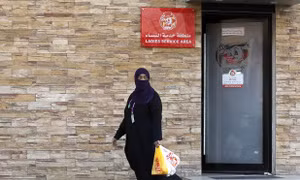 Saudi Arabia bỏ quy định phân biệt lối ra vào cửa hàng giữa nam và nữ