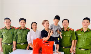 Hai cán bộ Công an Lai Châu cứu sống bé trai bị đuối nước