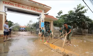 Huyện Lệ Thủy huy động tổng lực vệ sinh môi trường sau lũ lụt