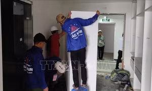 Hà Nội bắt đầu tháo dỡ tường phía trong tầng 18 tòa nhà 8B Lê Trực
