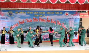  Lực lượng biên phòng Sơn La chung tay giúp đồng bào vùng biên vui đón Tết