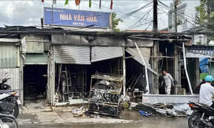 Dập tắt đám cháy lớn trước nhà văn hóa khu phố ở Đồng Nai 