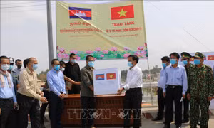 Hỗ trợ tỉnh Pray Veng (Campuchia) vật tư y tế phòng, chống dịch COVID-19