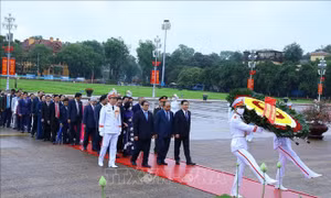 Đại biểu dự Kỳ họp thứ ba, Quốc hội khóa XV vào Lăng viếng Chủ tịch Hồ Chí Minh