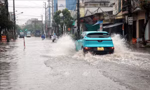Đường phố Thái Bình biến thành 'sông' sau trận mưa lớn