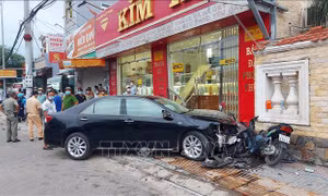 'Xe điên' húc văng hàng loạt xe máy, nhiều người bị thương