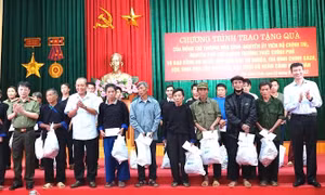 Tặng quà các gia đình chính sách, hộ nghèo, học sinh có hoàn cảnh khó khăn tại Yên Bái