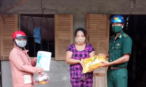 Tặng quà cho người nghèo khu vực biên giới biển tỉnh Sóc Trăng