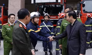 Phó Thủ tướng Trần Hồng Hà thăm, động viên các lực lượng trực Tết tại Thủ đô