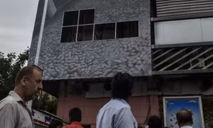 Bốn người thương vong do biển quảng cáo đổ sập trong gió lốc