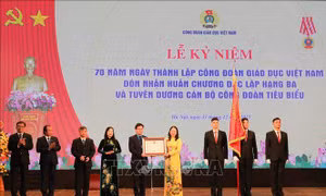 Công đoàn Giáo dục Việt Nam đón nhận Huân chương Độc lập hạng Ba