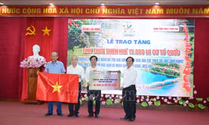 Tặng 15.000 lá cờ Tổ quốc cho tỉnh Thừa Thiên - Huế 