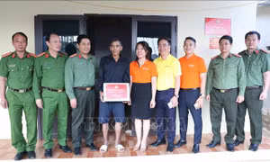 Trao kinh phí hỗ trợ xây dựng nhà cho người dân vùng lũ Mường Pồn