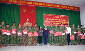 Nguyên Phó Chủ tịch nước Trương Mỹ Hoa thăm lực lượng cứu nạn tại Thủy điện Rào Trăng 3