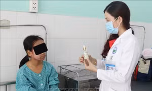 Dùng sản phẩm lột trắng da siêu tốc, thiếu nữ 17 tuổi bị hủy hoại da mặt
