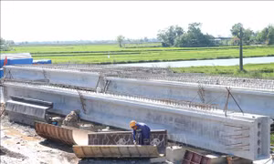 Dự án mở rộng Quốc lộ 9 đến cảng Cửa Việt có phải tạm dừng vì chậm tiến độ?