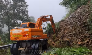 Sạt lở đất đá gây ách tắc trên đèo Khau Phạ, Yên Bái