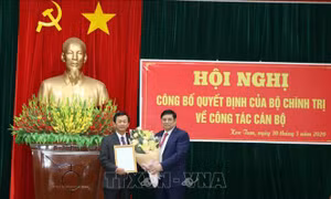 Trao quyết định điều động, phân công đồng chí Dương Văn Trang giữ chức Bí thư Tỉnh ủy Kon Tum