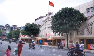 Chợ Hà Nội dè dặt hoạt động trở lại